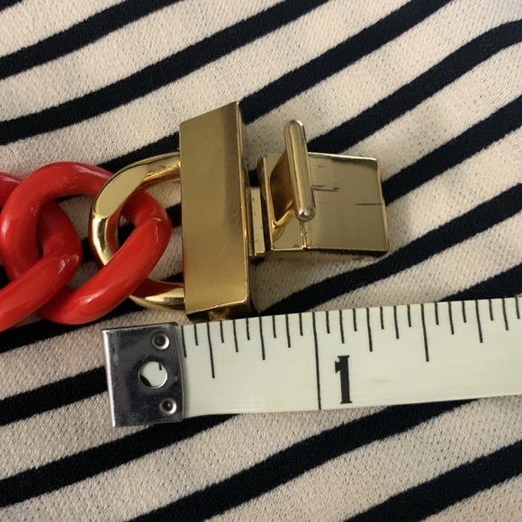 TORY BURCH GRADUATED RESIN NECKLACE WITH MONOGRAM CLASP - Picture 10 of 10